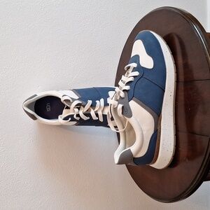 UGG Womens Retrainer size 9